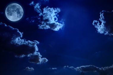 Gece gökyüzü ve büyük ay.