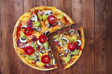 ahşap zemin üzerinde pizza
