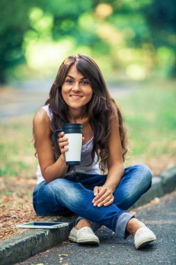 Genç bayan kahve içiyor.