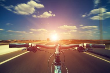 Dağ bisikleti hızlı bisiklet üzerinde azalan tepeden aşağı. Üzerinden görüntülemek