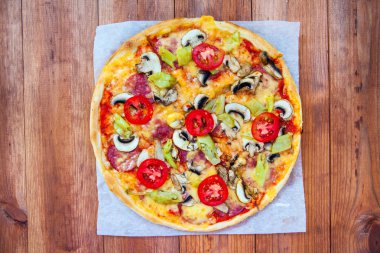 ahşap zemin üzerinde pizza