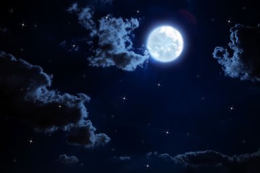 Gece gökyüzü ve büyük ay.