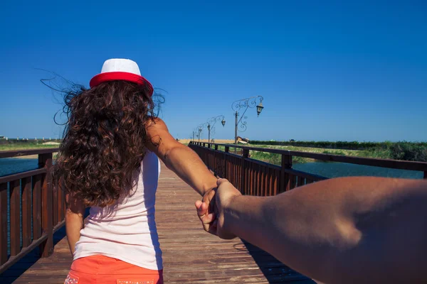 Una chica va en un poste sosteniendo a un compañero en una mano —  Fotos de Stock