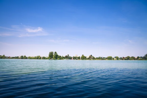 Foresta pittoresca e il fiume — Foto Stock