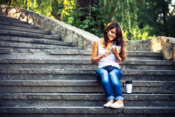 Hermosa joven fotografiándose con el teléfono . —  Fotos de Stock