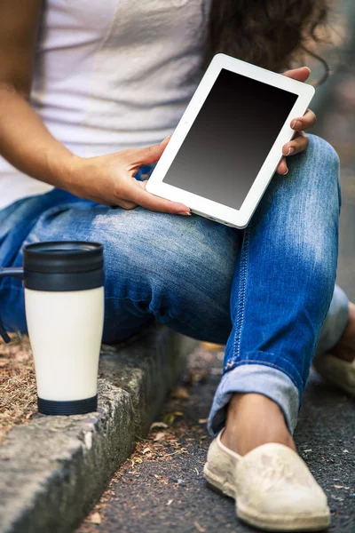 Mooie jonge vrouw zichzelf te fotograferen met telefoon. — Stockfoto