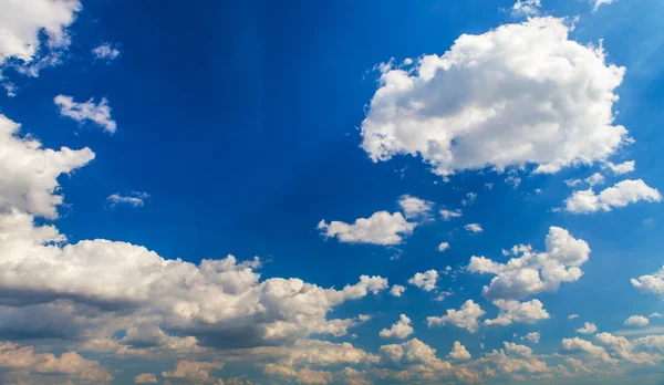 Ciel bleu avec nuages blancs et gris — Photo