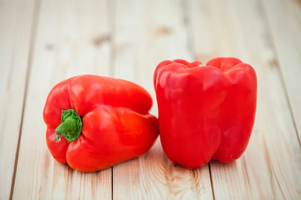 Pimentos de sino coloridos na mesa de madeira — Fotografia de Stock