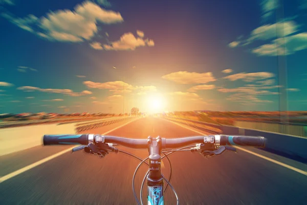 Ciclismo de montaña colina abajo descendiendo rápido en bicicleta. Vista desde —  Fotos de Stock