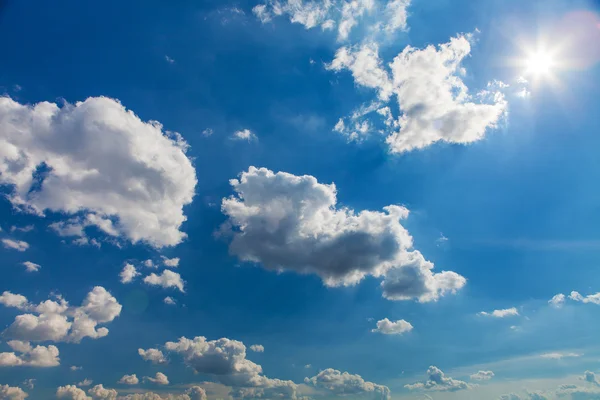 Cielo azul con nubes blancas y grises —  Fotos de Stock