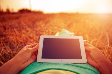 bir kız için bir el içinde tablo pc