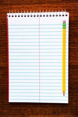 ahşap arka plan üzerinde izole defter