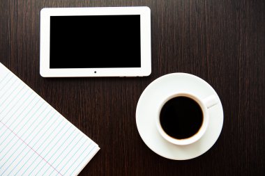 boş tablet pc ve bir kahve ve defter kalem Office ile