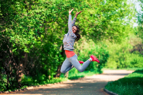 Güzel bir kadın fitness parkta atlama — Stok fotoğraf