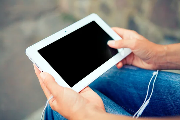 Vacker ung kvinna fotografering själv med telefonen. — Stockfoto