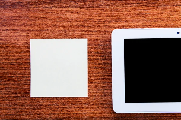 Laptop geïsoleerd op een houten achtergrond — Stockfoto