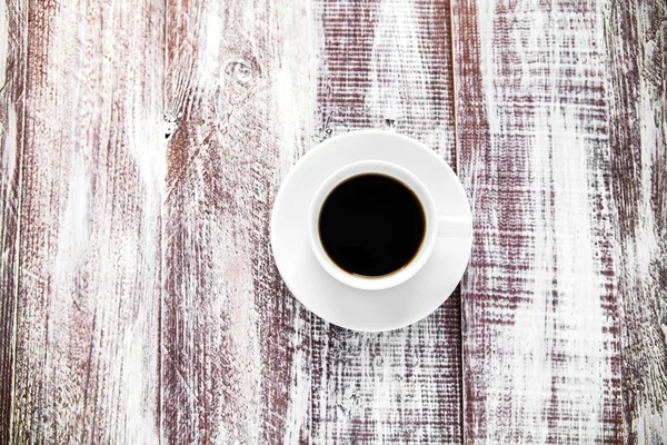 Xícara de café em uma mesa de madeira. — Fotografia de Stock