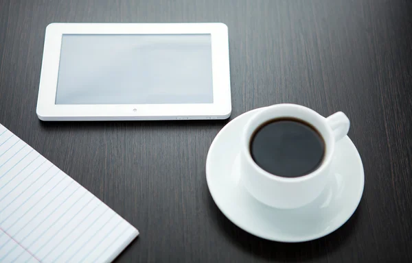 Порожній планшетний ПК і кава і блокнот з ручкою в офісі — стокове фото