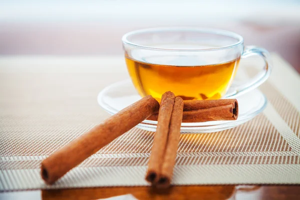 Tasse de thé et menthe sur un fond en bois — Photo