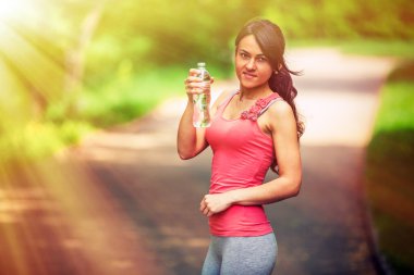 bir kız su spor sonrası içecekler.