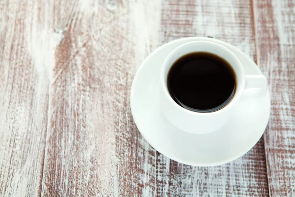 Xícara de café em uma mesa de madeira. — Fotografia de Stock