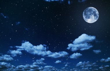 Gece gökyüzünde yıldızlar ve dolunay arka plan ile