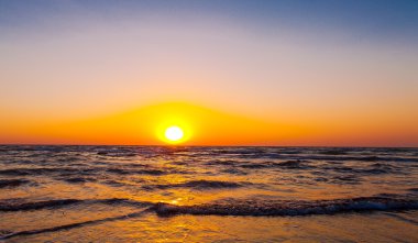 Mavi gök, güneş ve deniz