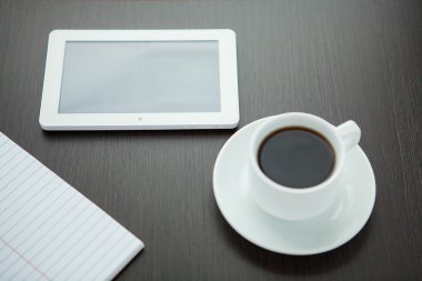 ahşap arka plan üzerinde izole defter