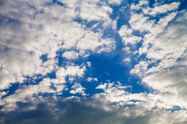 Gece gökyüzünde yıldızlar ve dolunay arka plan ile