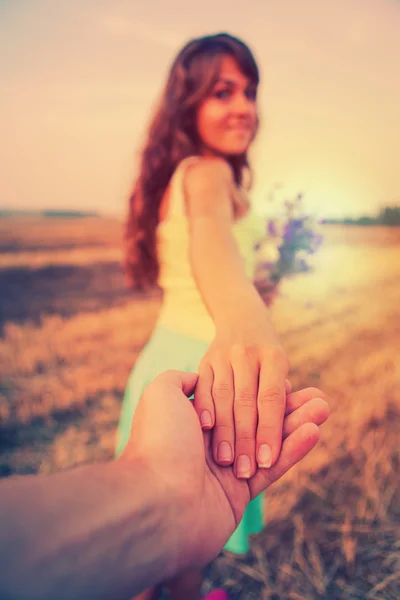 En flicka går på ett inlägg som håller en Karl på en hand — Stockfoto