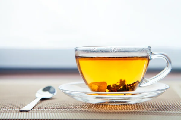 Fincan çay ve bir ahşap zemin üzerine nane — Stok fotoğraf