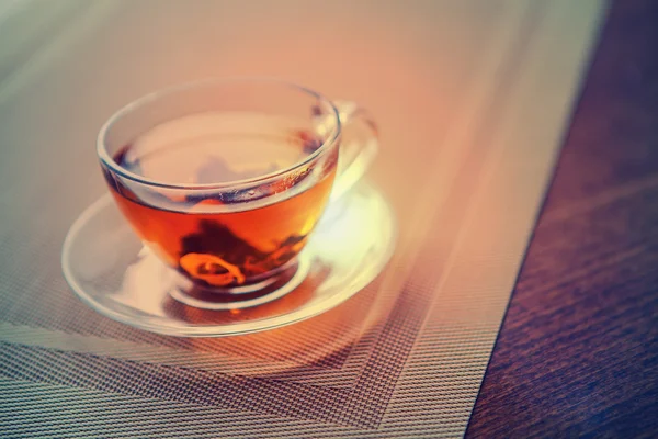 Φλιτζάνι τσάι και μέντα σε ξύλινα φόντο — Φωτογραφία Αρχείου
