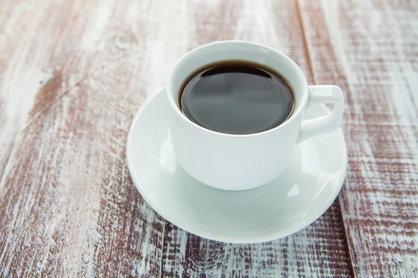 Xícara de café em uma mesa de madeira. — Fotografia de Stock