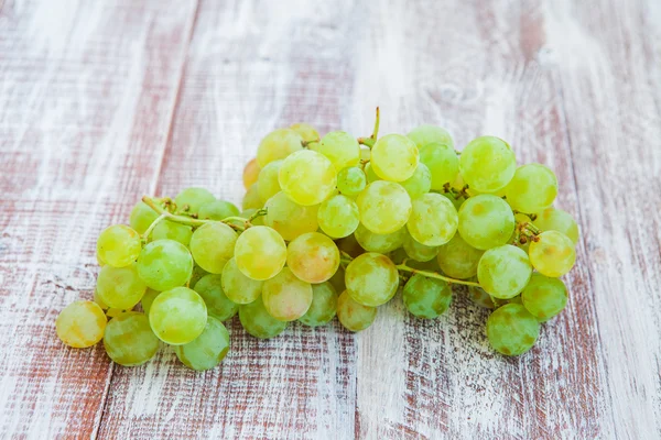 Uvas redondas verdes y moradas sobre mesa de madera vieja, foc selectivo —  Fotos de Stock