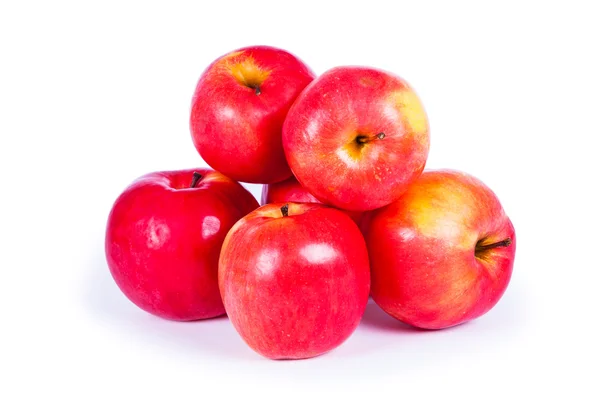 Manzanas en una canasta sobre fondo blanco —  Fotos de Stock