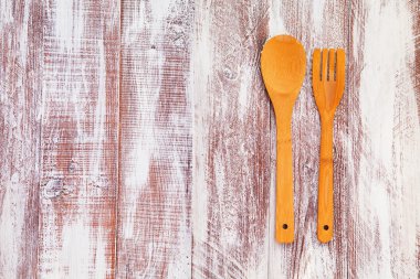 ahşap arka plan üzerinde izole mutfak cihazları