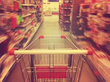 süpermarkette alışveriş. shoping arabası