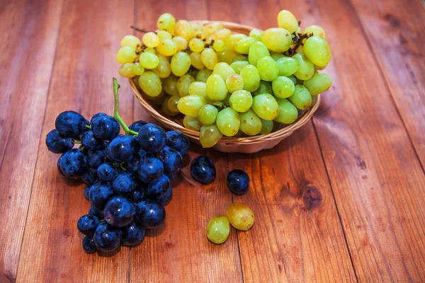 Zielony i fioletowy winogron okrągłe — Zdjęcie stockowe