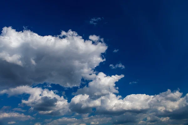 Blauwe hemel met witte en grijze wolken — Stockfoto