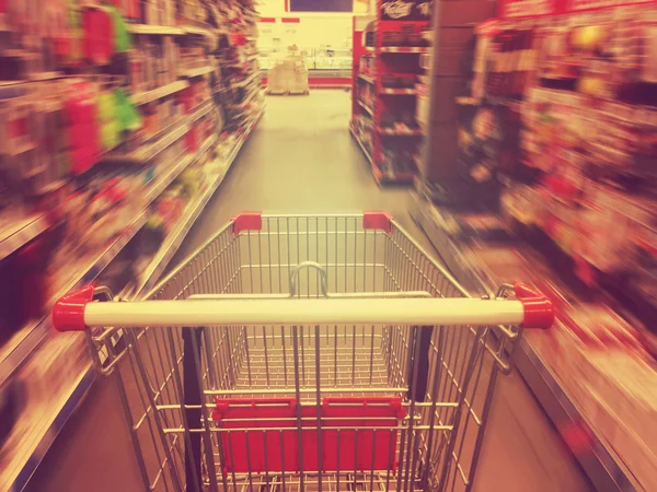 Einkaufen im Supermarkt. Einkaufswagen — Stockfoto