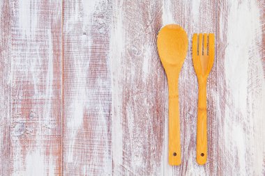 ahşap arka plan üzerinde izole mutfak cihazları