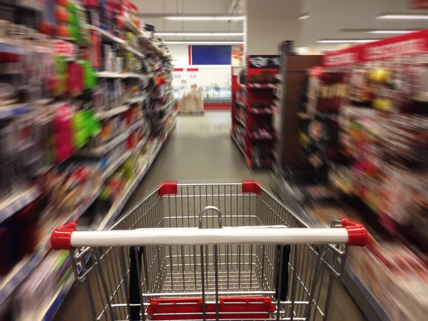 Einkaufen im Supermarkt. Einkaufswagen — Stockfoto