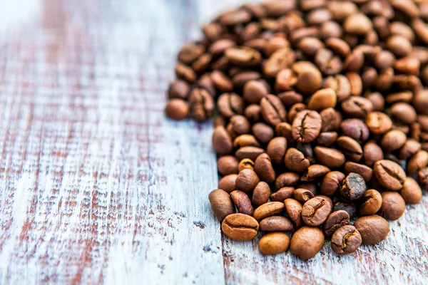 Forma de corazón hecha de granos de café en la superficie de madera. —  Fotos de Stock