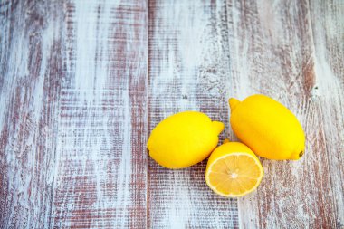 ahşap arka plan üzerinde izole limon