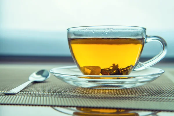 Tasse de thé et menthe sur un fond en bois — Photo