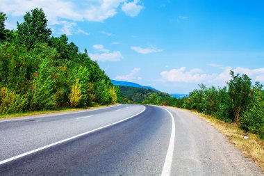 Boş yol anchorwoman Dağları güzel landscap ile