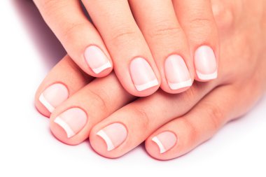 Beyaz bir arka plan üzerinde beyaz bir manikür bir yandan izole