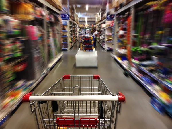 Winkelen in de supermarkt — Stockfoto
