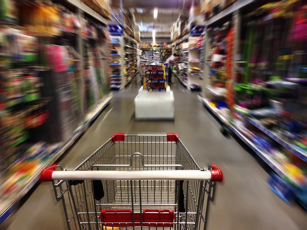 Einkaufen im Supermarkt — Stockfoto