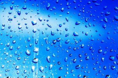 su, metal yüzeye bırakır. arka plan